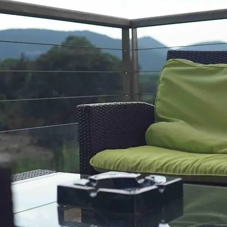 A 50 Metres De La * Дзондза