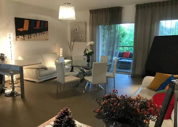 A 50 Metres De La * 宗扎