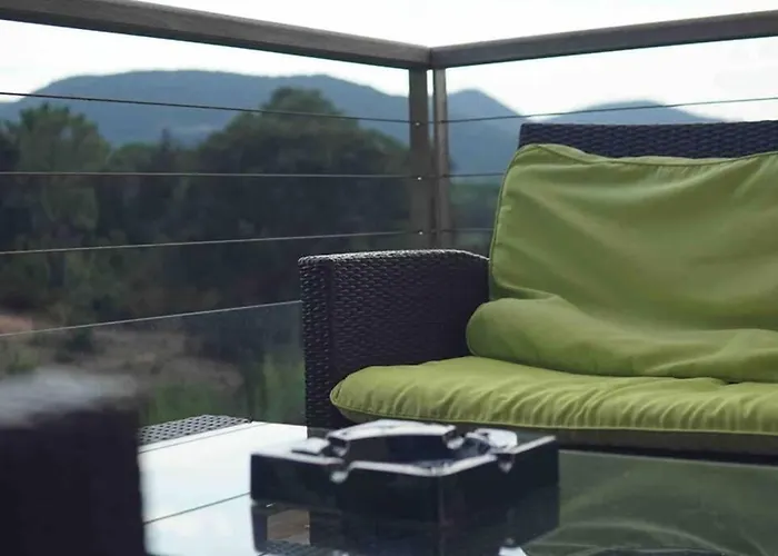 A 50 Metres De La * 宗扎